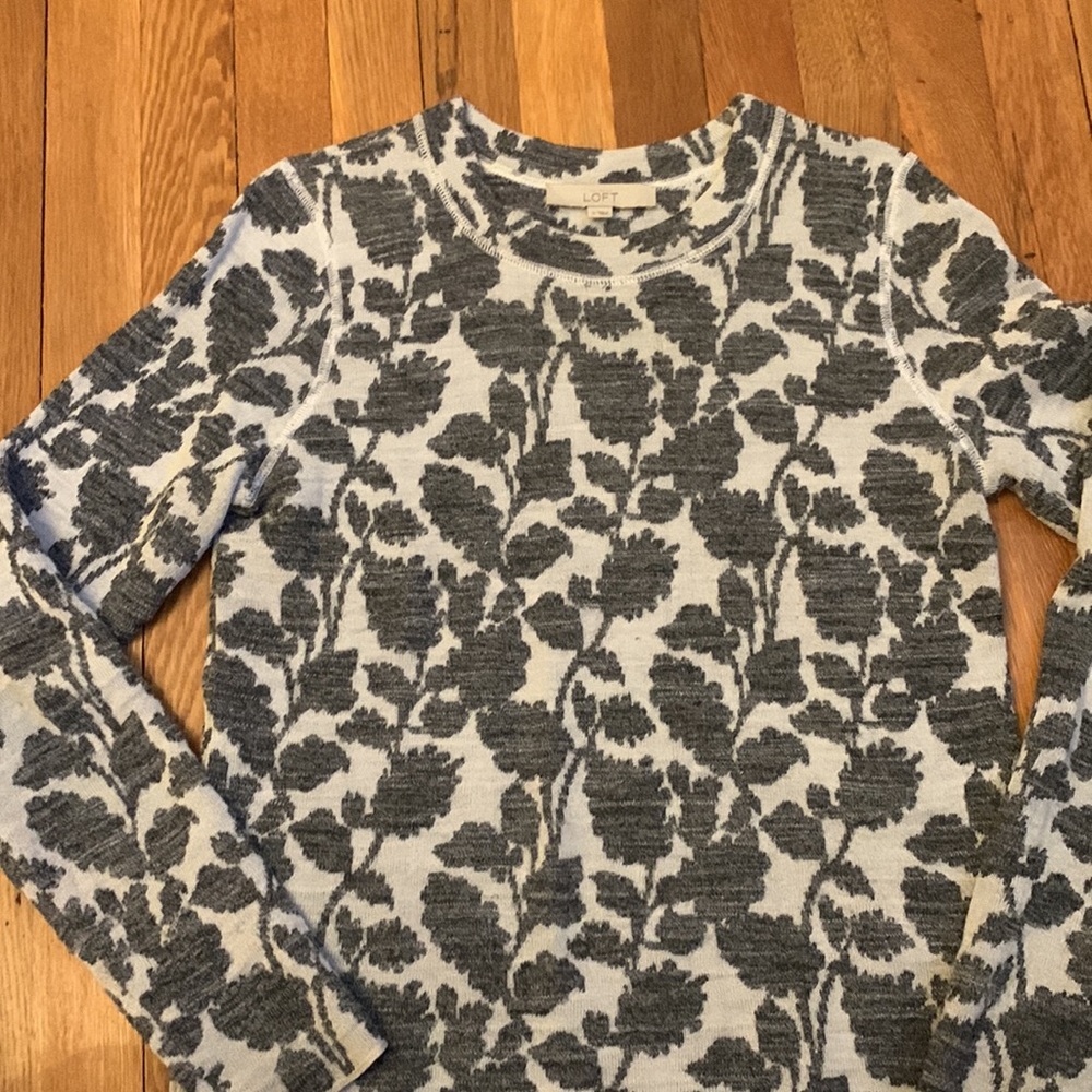 Pattern sweater, size small - Picture 2 of 3